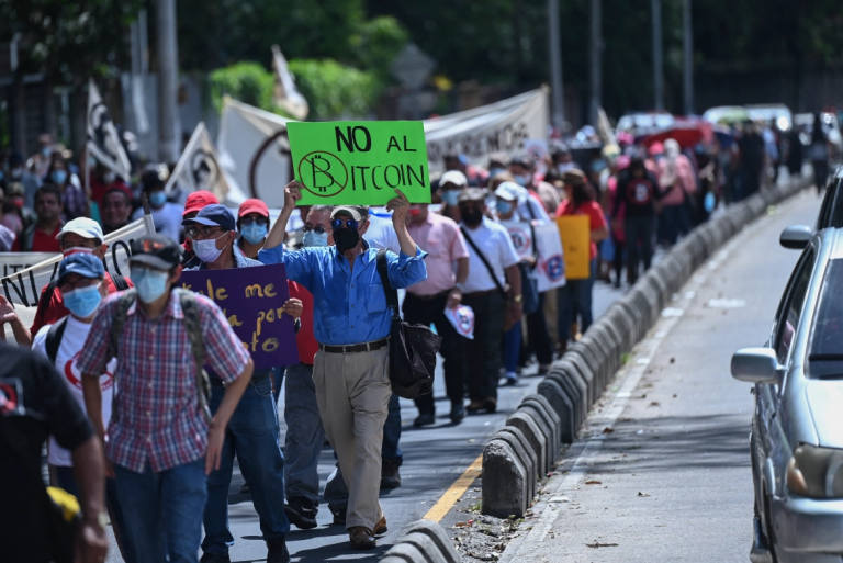 比特币法案生效当天币价就大跌！萨尔瓦多上千人示威抗议